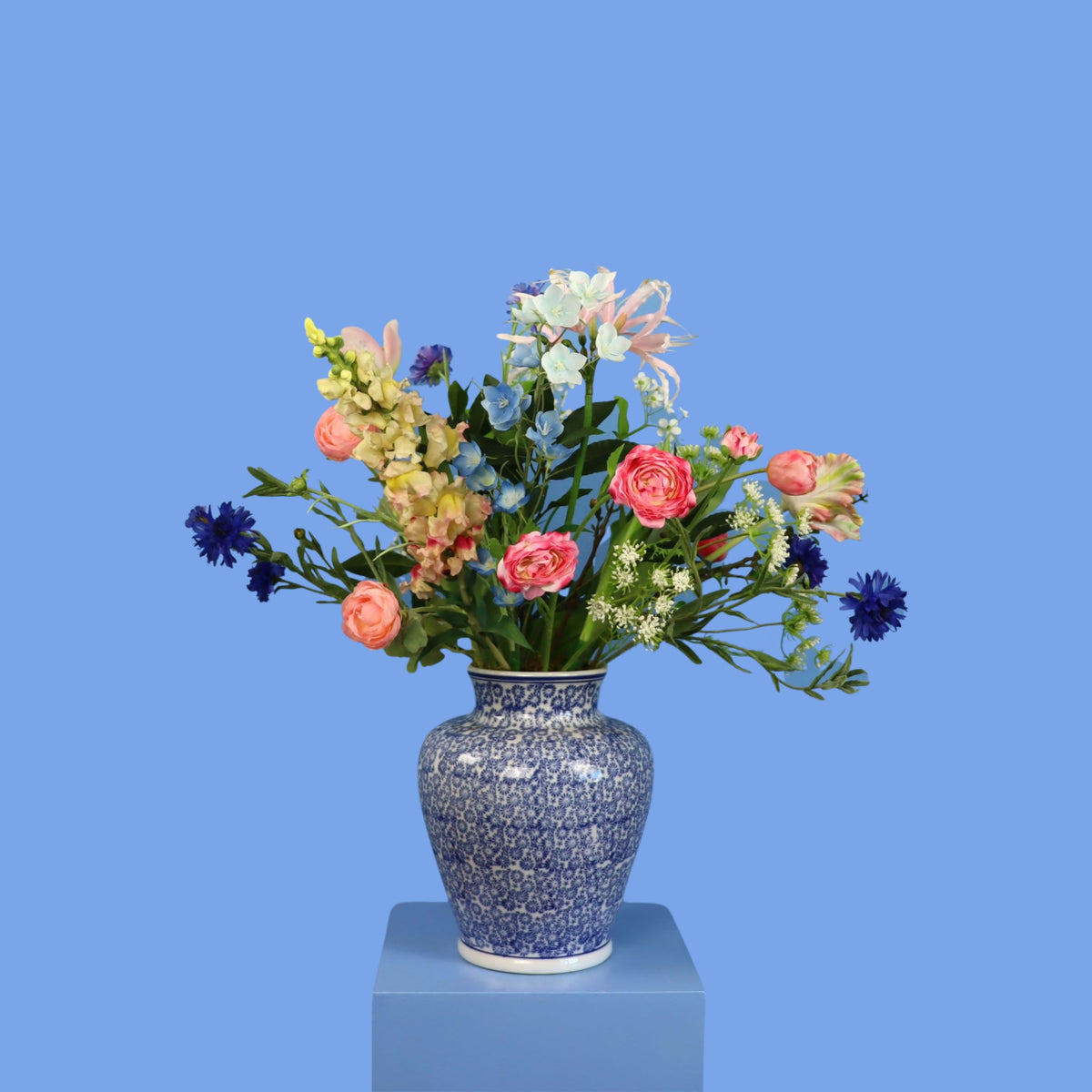 Kunstboeket Ranomi in Delftsblauwe vaas met fijn bloemdessin, maat L – Reflower, abonnement op kunstbloemen
