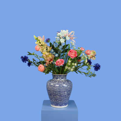 Kunstboeket Ranomi in Delftsblauwe vaas met fijn bloemdessin, maat L – Reflower, abonnement op kunstbloemen