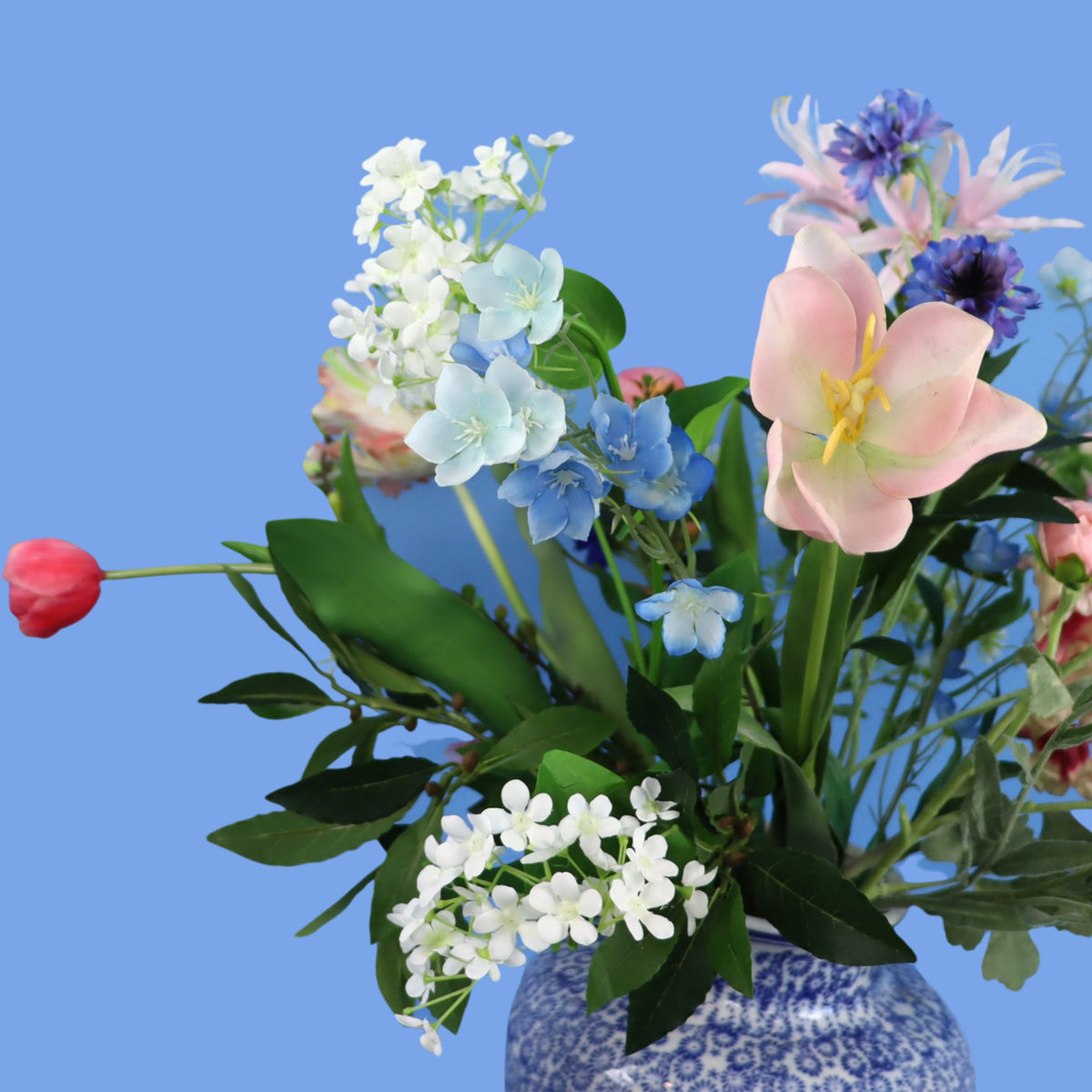 Kunstboeket Ranomi in Delftsblauwe vaas met fijn bloemdessin, maat L – Reflower, abonnement op kunstbloemen