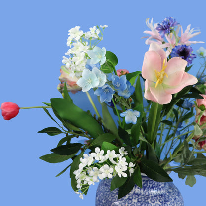 Kunstboeket Ranomi in Delftsblauwe vaas met fijn bloemdessin, maat L – Reflower, abonnement op kunstbloemen