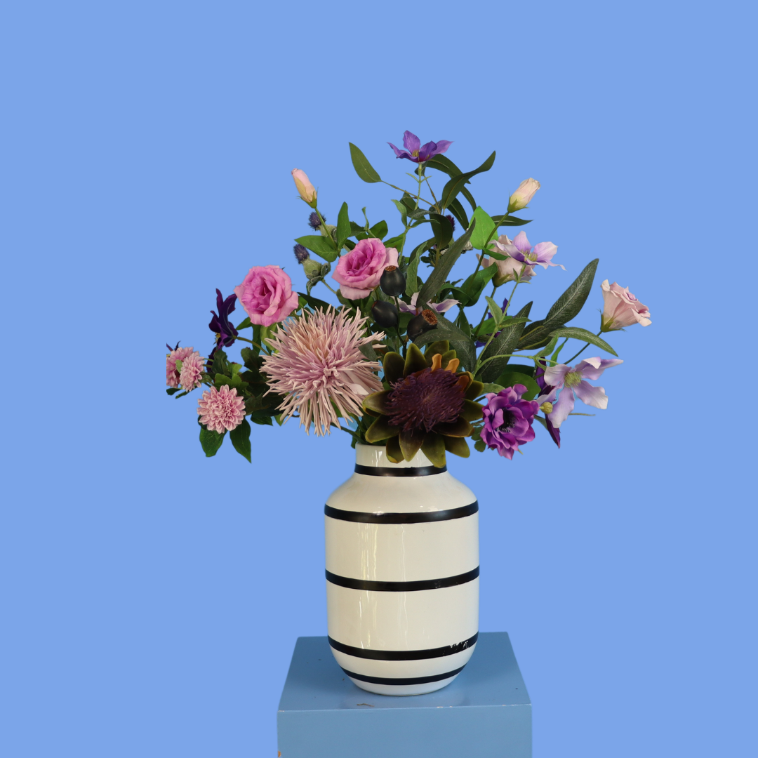 Kunstboeket Renee in roomwitte Kersten vaas met zwarte strepen, maat L – Reflower, abonnement op kunstbloemen