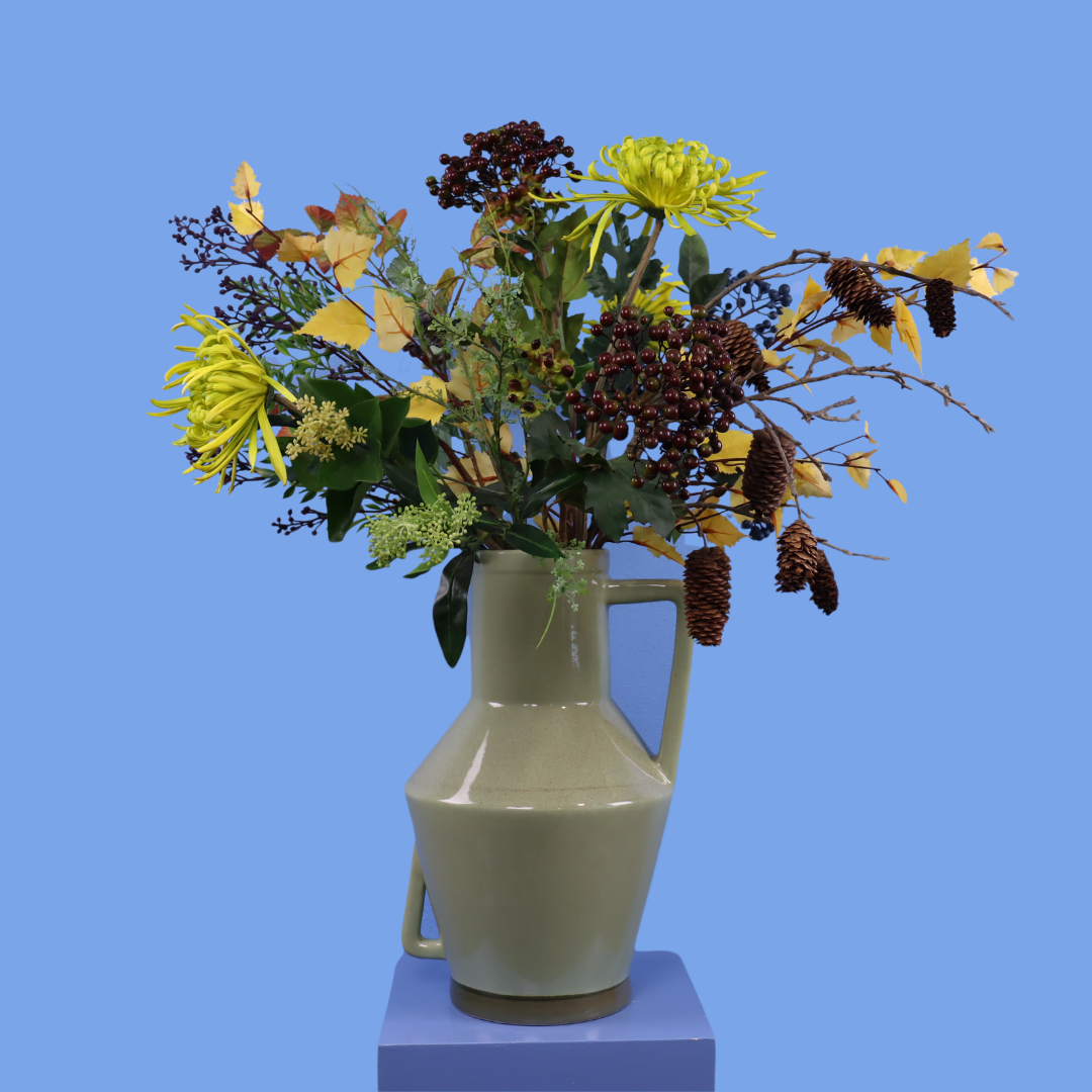 Kunstboeket Zegert in saliegroene Return to Sender vaas met twee oren, maat XL – Reflower, abonnement op kunstbloemen