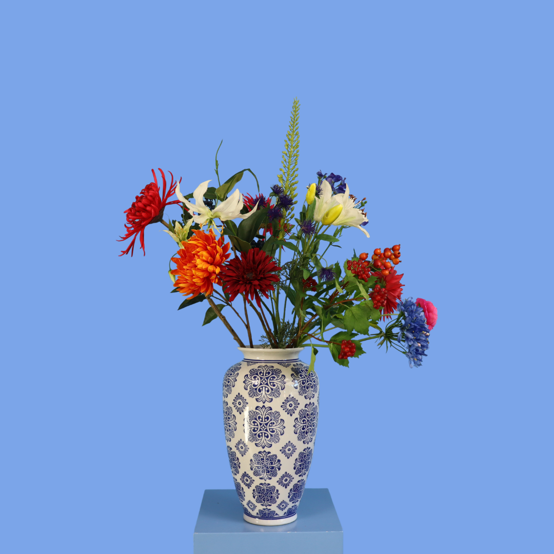 Kunstboeket Coen in Delfts blauwe vaas met fijn tegeldessin, maat L – Reflower, abonnement op kunstbloemen