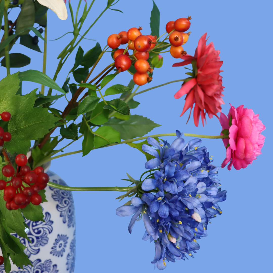 Kunstboeket Coen in Delfts blauwe vaas met fijn tegeldessin, maat L – Reflower, abonnement op kunstbloemen