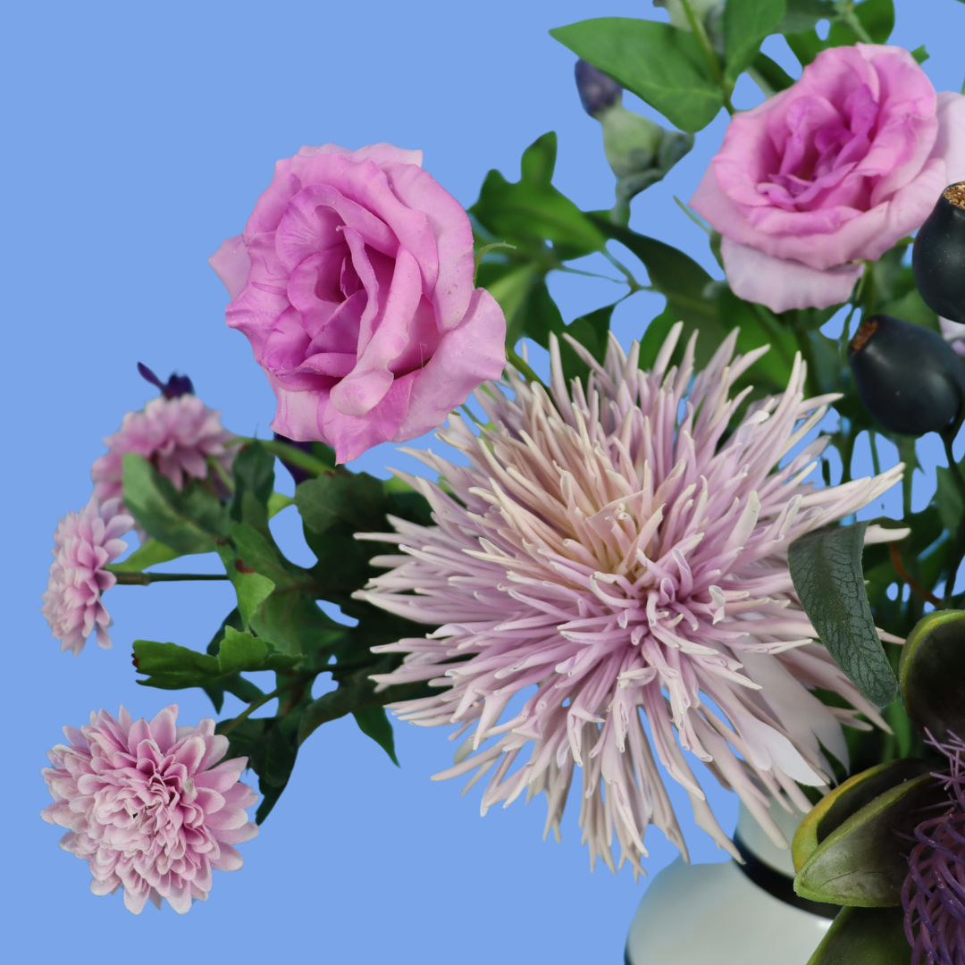 Kunstboeket Renee in roomwitte Kersten vaas met zwarte strepen, maat L – Reflower, abonnement op kunstbloemen