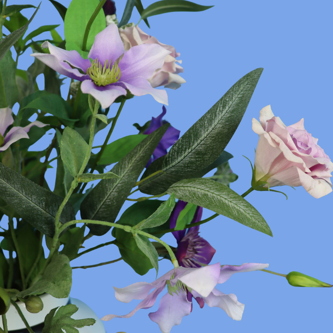 Kunstboeket Renee in roomwitte Kersten vaas met zwarte strepen, maat L – Reflower, abonnement op kunstbloemen