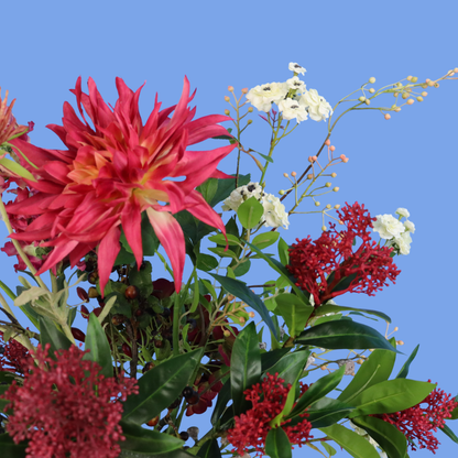 Kunstboeket Renske in roestrode glanzende Pip Studio bolvaas, maat L – Reflower, abonnement op kunstbloemen